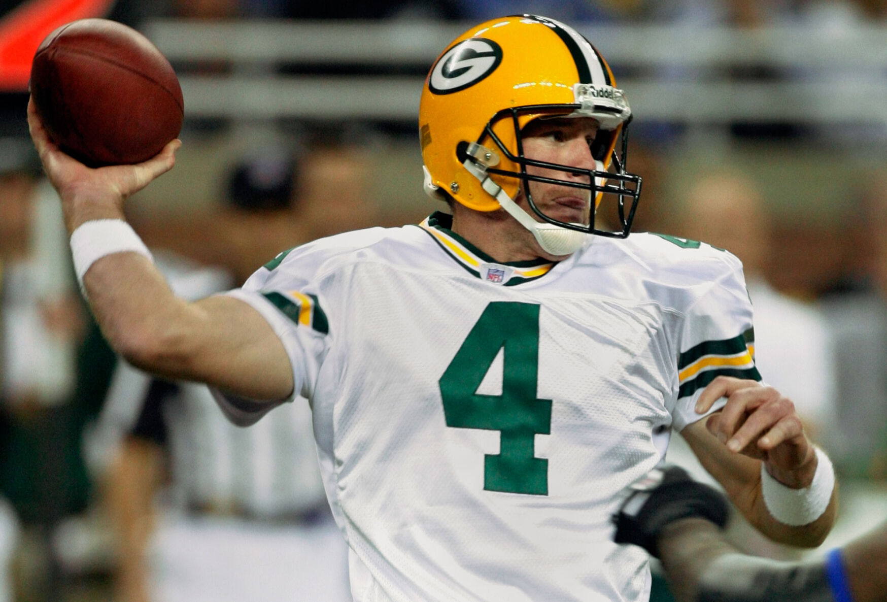 2007: Brett Favre sets Packers record with 20 consecutive completions